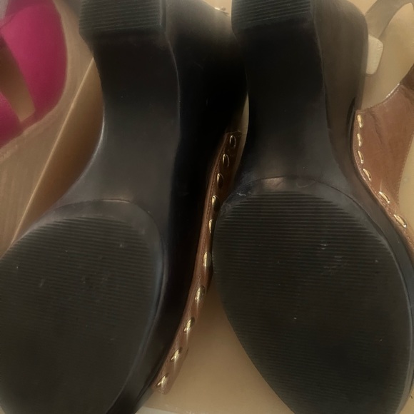 Michael Kors charm sling  color (luggage)shoes - Picture 2 of 3